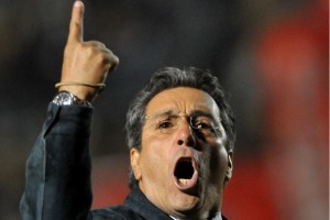 El t�cnico de Atlas dirige durante un juego de la Liga MX