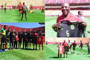 El linebacker Tamba Hali reconoci� al 'Chicharito' y comaprti� jersey con 'Piojo' Herrera. 