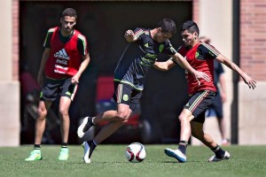 Javier Hern�ndez pelea el bal�n con el 