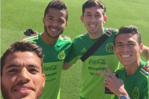 Jonathan y Giovani Dos Santos se toman una foto junto a H�ctor Herrera y H�ctor Moreno