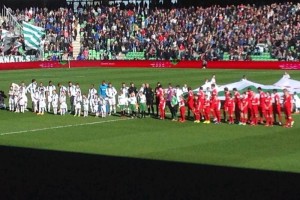 �Tecatito� fue atendido en el terreno de juego; fue sustituido por el ghan�s Shadrach Eghan.
