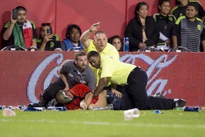 La seguridad del Arrowhead habr�a actuado con demasiada rudeza