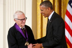 Muere Albert Maysles, director de Gimme Shelter En esta foto del 28 de julio del 2014, el presidente Barack Obama le entrega la Medalla Nacional de