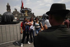 Familias mexicanas que pasean por el Centro Histrico, aprovecharon para tomarse una foto que llevar