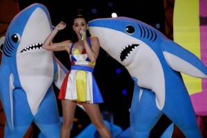 La cantante llam� la atenci�n con los tiburones que la acompa�aron en el Super Bowl