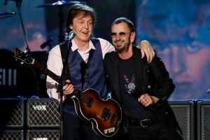 McCartney escoltar a Ringo al Saln de la Fama Starr es el ltimo de los Beatles en ingresar al Saln de la Fama