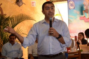 Candidato panista regala 'fetos' en el Da de la Mujer El candidato del PAN a la gubernatura de Guerrero, Jorge Camacho Pealoza, regal figuras en forma d