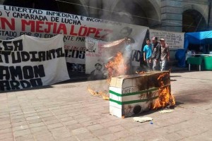 Frente a Palacio de Gobierno quemaron un cami�n de cart�n dise�ado con l�neas de color verde y con l