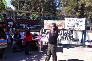 �Ni olvido ni perd�n, castigo a los asesinos�, dice una de las mantas con la cual inici� la protesta