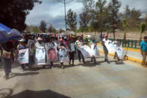 Los inconformes, algunos armados con palos, tubos, varillas, bombas molotov y cohetones, informaron 