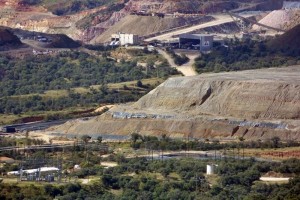 El vertimiento al interior de la mina lleg� hasta uno de los canales de desv�o de aguas pluviales, l