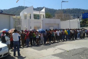 Unos 150 maestros de las 'bases' llegaron a las instalaciones de Petr�leos Mexicanos (Pemex), ubicad