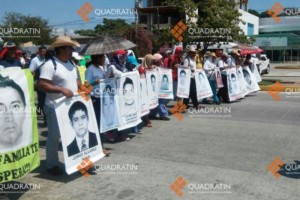 El grupo de casi 800 maestros pretende llegar a la terminal a�rea del puerto, recinto que ya se encu