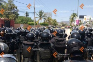 Los elementos polic�acos niegan el acceso a los manifestantes debido a que en esa zona se lleva a ca