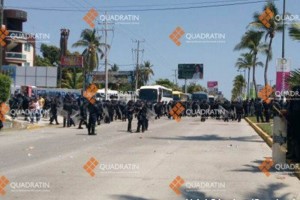 Los elementos policiacos bloquearon el acceso a los docentes, debido a que en la zona a la que se d