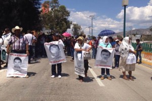 Con gallardetes en mano, donde se leen los nombres de sus hijos y est� impreso su rostro, los padres