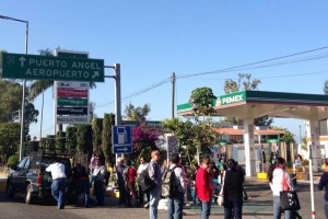Los docentes acordonaron el acceso a las gasolineras ubicadas en la ciudad de Oaxaca y algunas de el