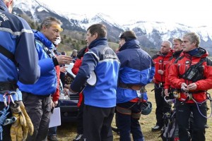 Los gendarmes tratan tambi�n de establecer una v�a terrestre, pero la orograf�a y el clima juegan en