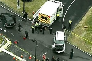 Dos personas, presuntamente vestidos con ropa de mujer y que podr�an ser transexuales, intentaron es