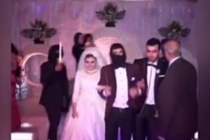 Al menos media docena de hombres con el rostro cubierto y armados con cuchillos escoltan a la pareja