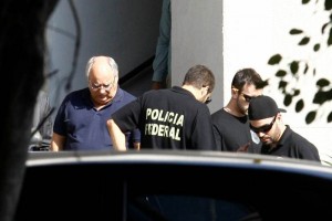 Arrestan a ex director de Petrobras por desvo de fondos Renato Duque, ex director de servicios de la petrolera estatal, fue arrestado por la polica federal