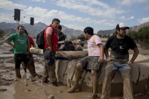 Ante el temor de que hubiera aludes de tierra, las autoridades evacuaron a miles de personas. La inu