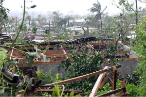 Escombros yacen sobre un edificio en Port Vila, Vanuatu, luego del paso del cicl�n Pam. Los vientos 
