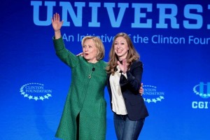 La ex secretaria de Estado de Estados Unidos, junto a su hija Chelsea Clinton, invitaron a las mujer