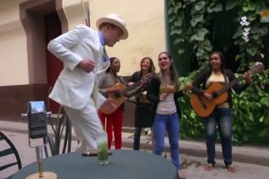 El presentador toc� con una banda de salsa cubana y se inscribi� a clases de baile para aprender sal