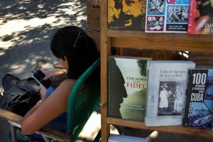 J�venes navegan en Yahoo o Google y usan Facebook, algo complicado en Cuba donde el acceso a interne