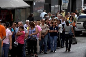 Venezolanas usan redes sociales para 'cazar' productos bsicos Venezolanos permanecen formados por horas en largas filas para entrar a supermercados a comprar los