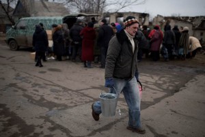 Ucrania: rebeldes completarn retiro de su armamento pesado La medida busca crear a lo largo de la lnea de separacin de fuerzas de una franja de al menos 50 k