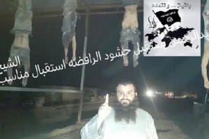 EI cuelga cadveres en calles de ciudad de Irak Abu al-Rahman, un combatiente del grupo yihadista quien posa frente a los cadveres mientras alza su