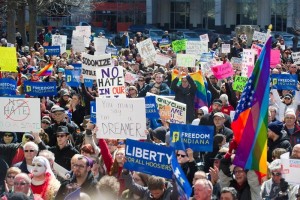 Los congregados dirigieron su enojo al gobernador de Indiana, el republicano Mike Pence, quien aprob