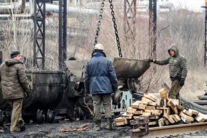 Ucrania: ascienden a 32 los muertos por accidente en mina Mineros permanecen cerca de la mina de carbn de Zasyadko, en Donetsk