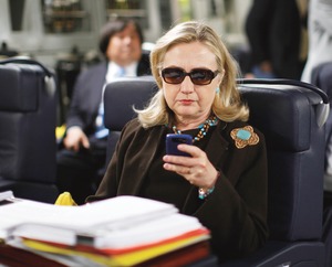 Hillary Clinton pide divulguen sus e-mails