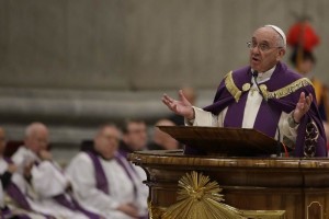 El Pont�fice charl� con la periodista mexicana Valentina Alazraki