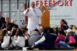 El obispo de Roma aprovech� la ocasi�n para dirigirse a los miles de napolitanos que se acercaron ha