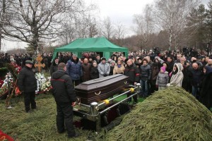 Miles de rusos dicen adis a Bors Nemtsov Los rusos portaban grandes ramos de flores, en su mayora rosas y claveles, y velas, pero tambin fo