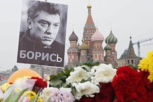 Prohben a activista ruso ir a funeral de lder opositor El bloguero deseaba asistir maana martes al funeral de Nemtsov, quien fue asesinado a tiros la noch