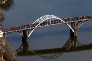 La polica dijo que cuando menos entre 15 mil y 20 mil personas formaron parte de la multitud que se