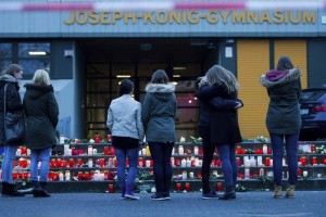  Varios estudiantes encienden velas y dejan flores en memoria de los fallecidos en el accidente a�re