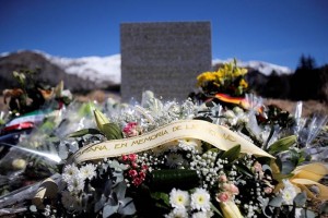 Contina la bsqueda de la caja negra del avin A320 Una misa ser celebrada hoy en memoria de las vctimas del vuelo de Germanwings en la catedral de Di