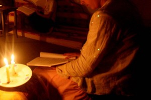 Venezolanos se iluminan en las noches con velas debido a la escasez de focos econ�micos