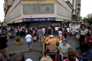 Unasur dotar a Venezuela de productos bsicos ante crisis El gobierno socialista de Nicols Maduro culpa a empresarios inescrupulosos de acaparar bienes para