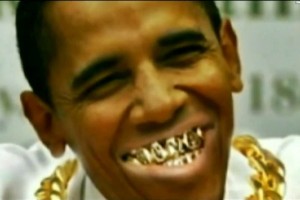 El video presenta una imagen de Obama con una cadena y dientes de oro