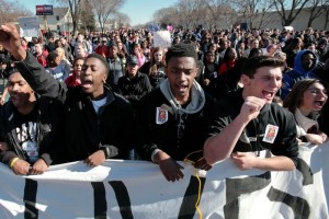 Los estudiantes dejaron las clases para llenar la entrada y el primer piso del capitolio estatal, do