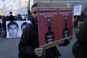 Con carteles y pancartas, los manifestantes, en su mayor�a j�venes, expresan su rechazo al crimen y 