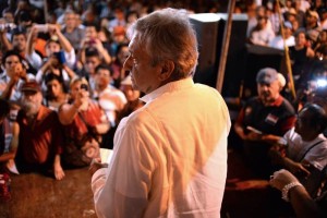 El l�der de Morena, Andr�s Manuel L�pez Obrador, pidi� no hacer caso a los llamados para no votar