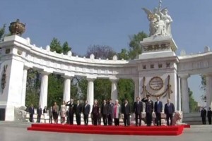 El presidente realiz� la ceremonia de conmemoraci�n junto a su gabinete